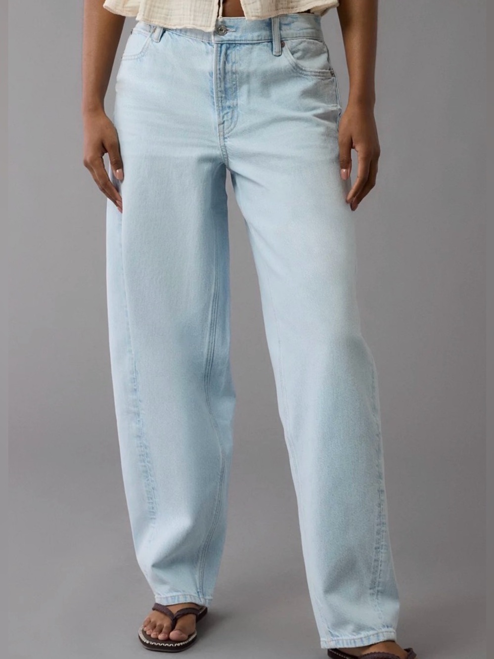 American Eagle Strigid Low Rise Baggy Barrel Jeans in Skylight